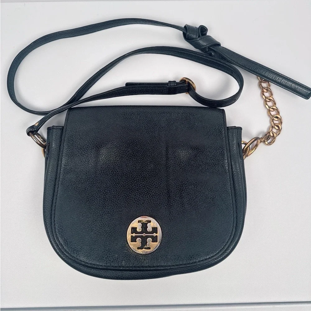 Tory Burch Everly Leather Flap Saddle Bag In Black
